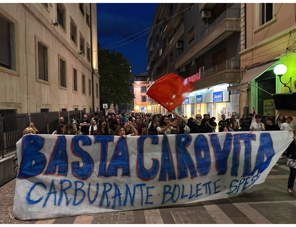 Corteo a Cosenza contro il caro carburante, traffico in tilt