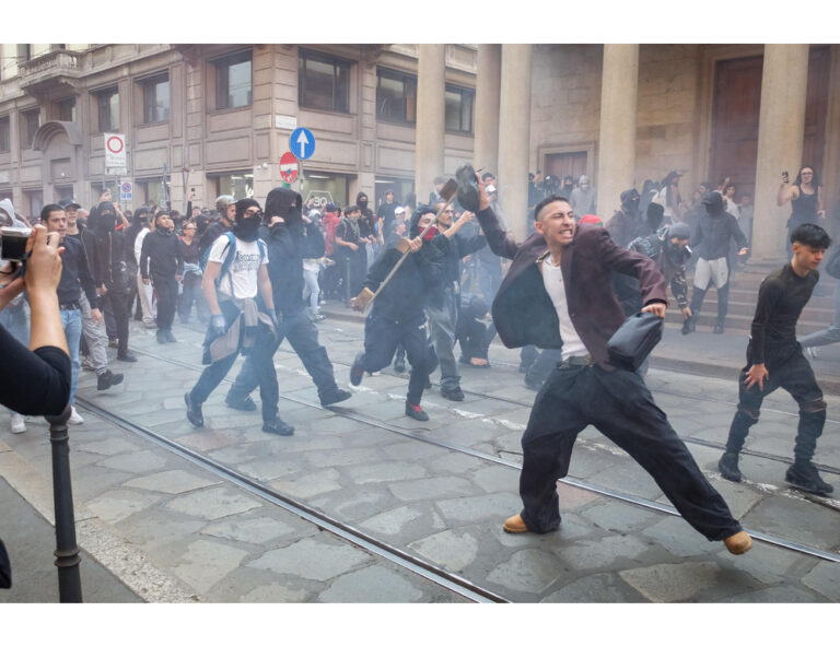 Corteo a Milano, almeno cinque manifestanti trasportati in ospedale ...