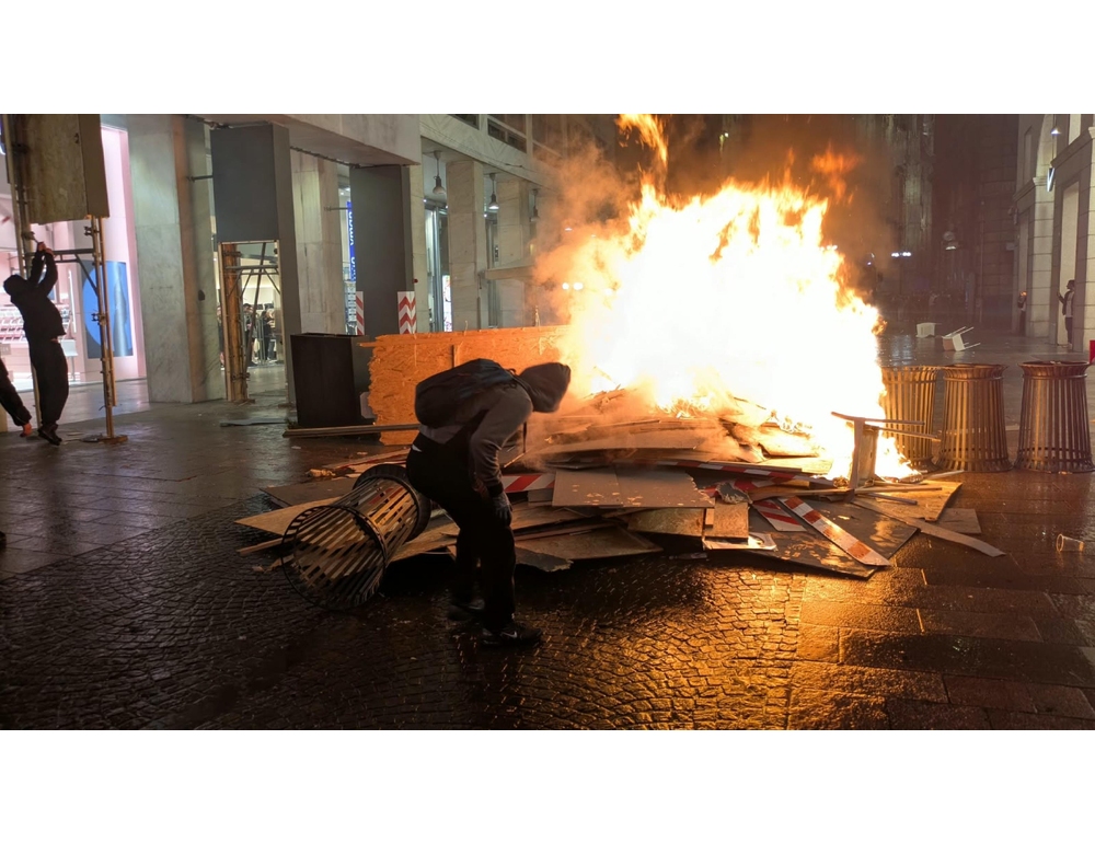 Corteo a Milano, decine fermati di cui alcuni portati in Questura