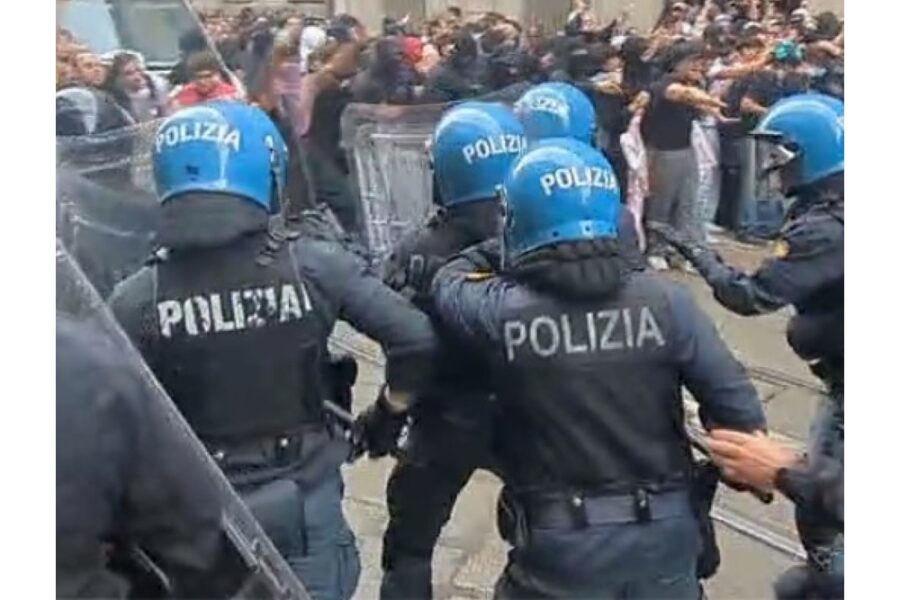 Stallo in via Broletto alla manifestazione Italia in piazza