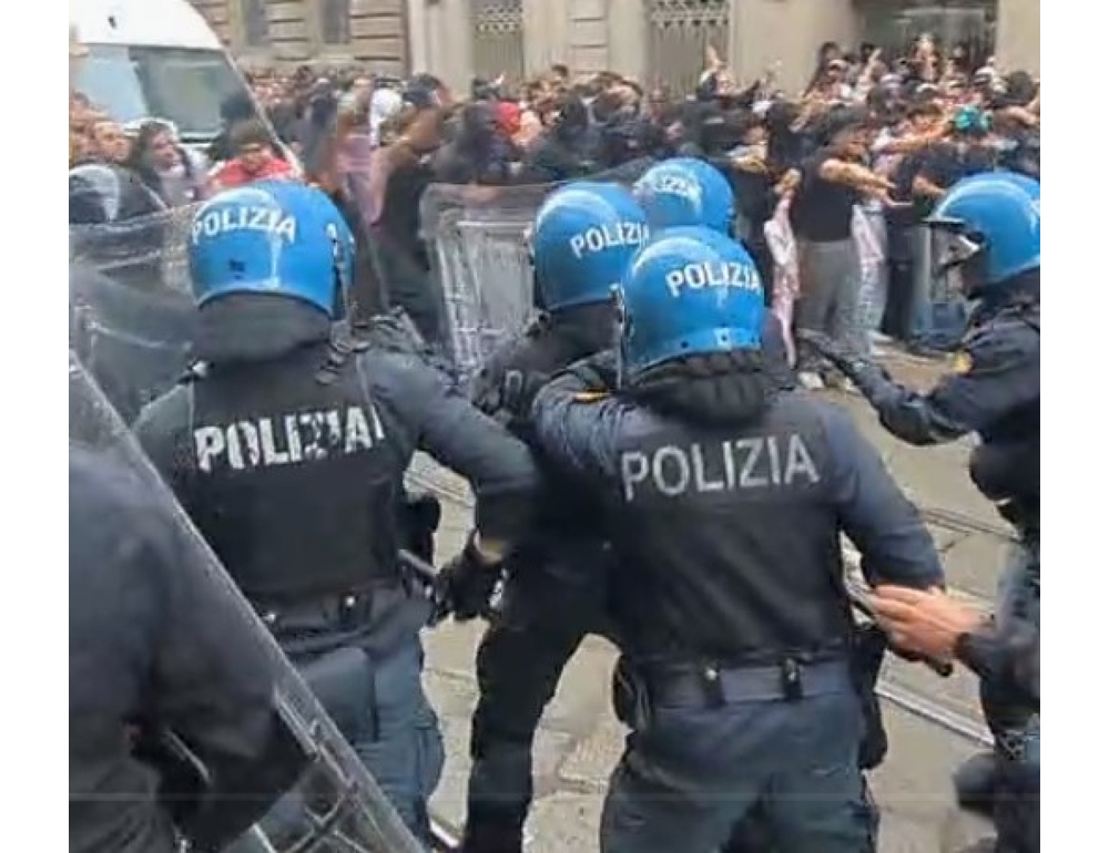 Corteo a Milano, lancio di sassi e cariche della polizia