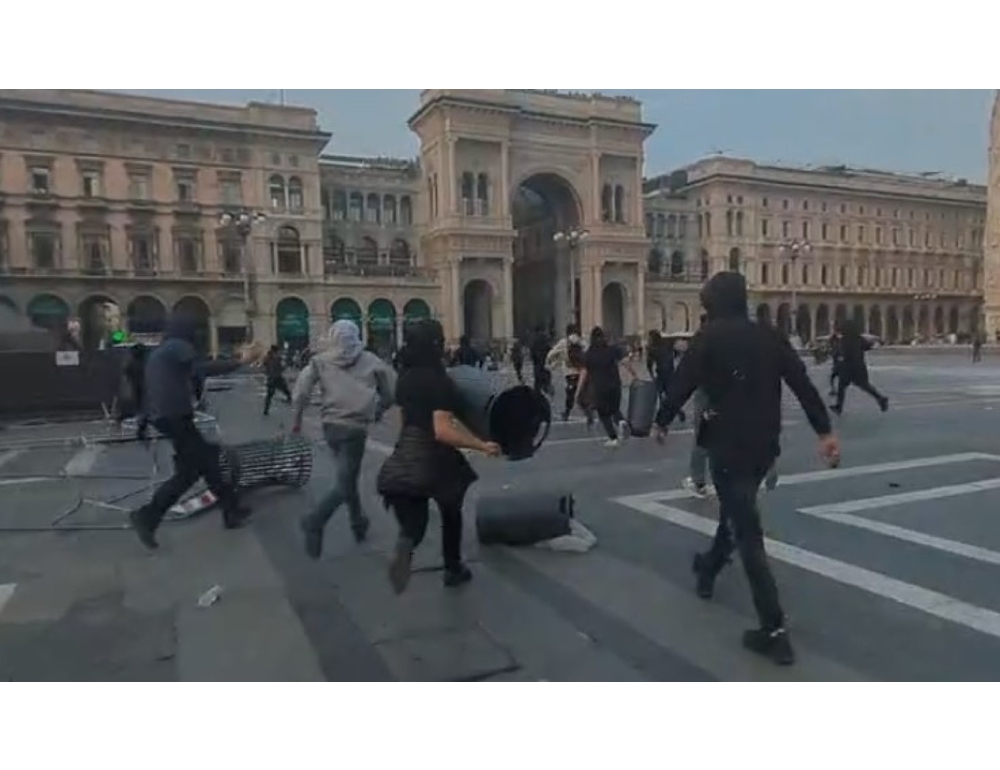 Corteo a Milano, tafferugli in Duomo e in piazza Cordusio