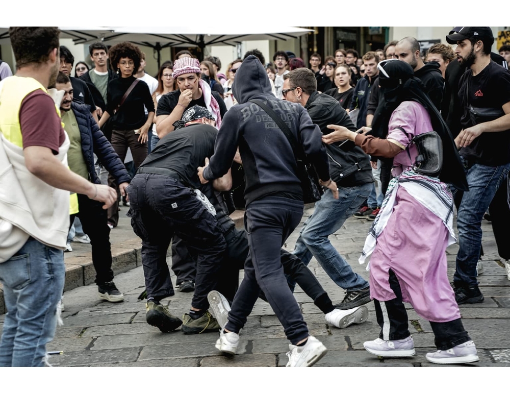 Corteo a Torino, parapiglia tra i manifestanti stessi
