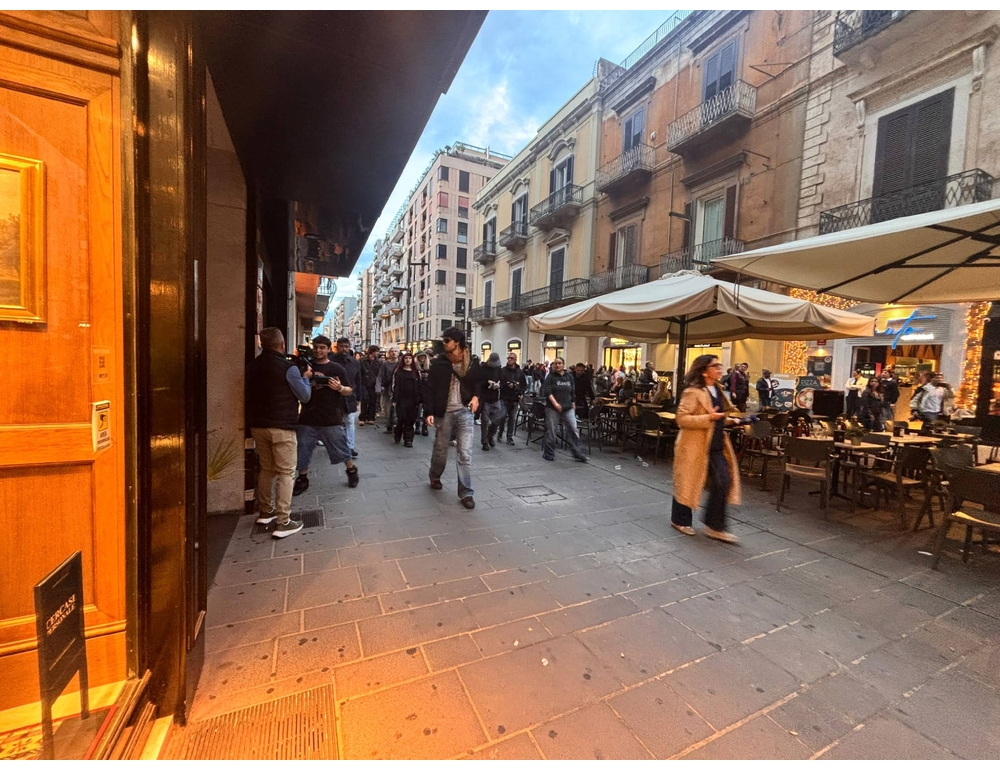 Corteo non autorizzato in centro a Bari, chiudono i negozi