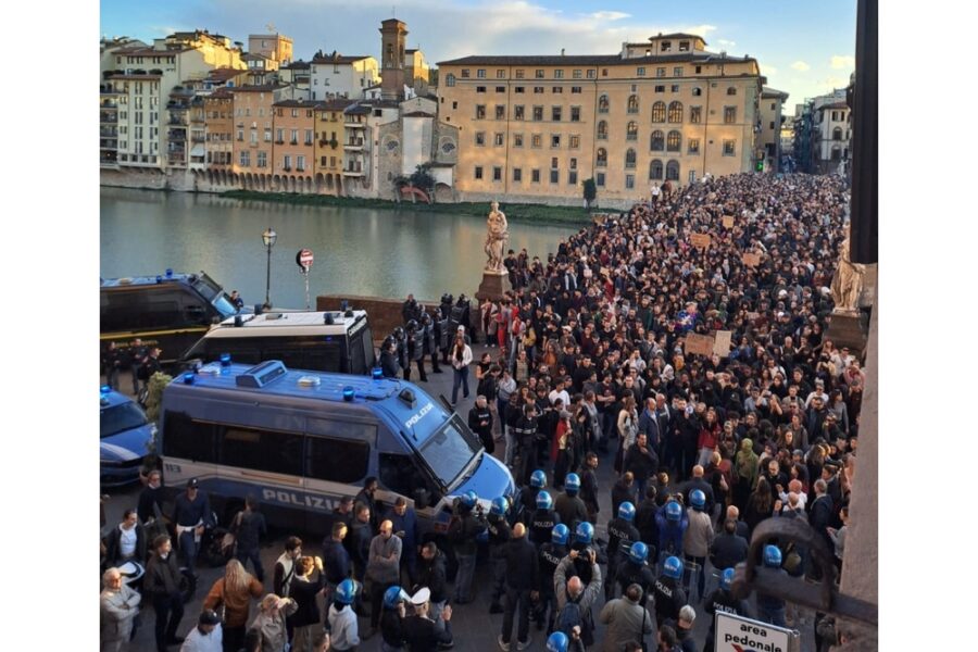 Lancio di oggetti e manganellate