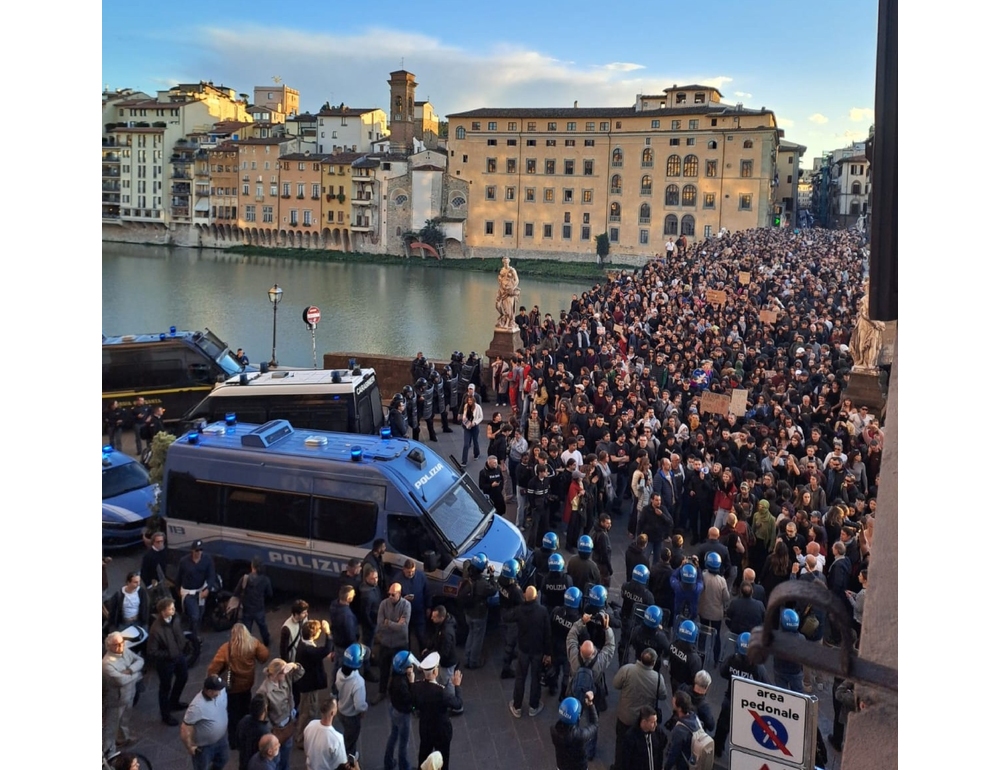 Corteo punta le vie del lusso, tensioni a Firenze