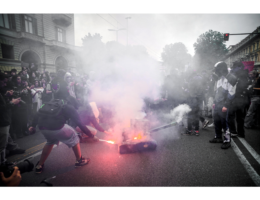 Corteo scuola a Torino, bruciato un carro armato di cartone