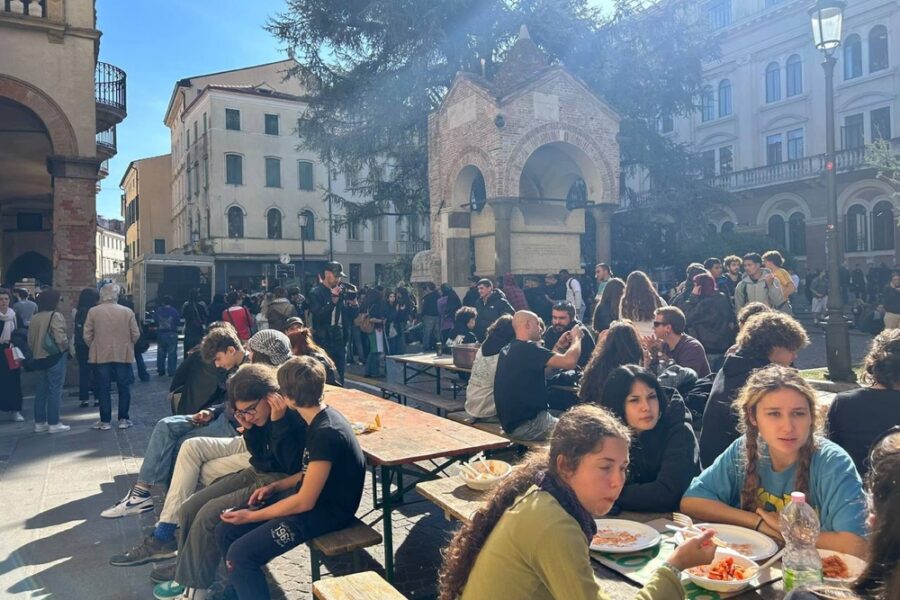 Sul selciato la scritta 'Più soldi alle scuole'