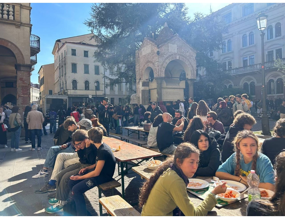 Corteo studenti Padova termina con ‘pranzo sociale’ davanti alla Prefettura
