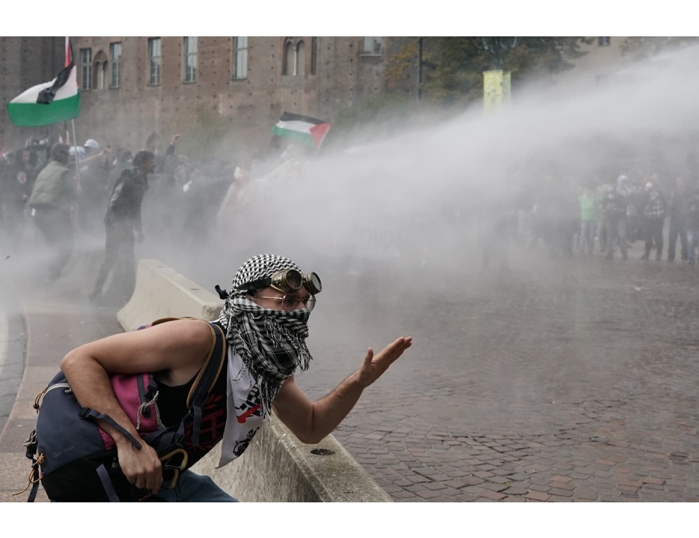 Corteo studenti Torino, lancio di sassi contro gli agenti