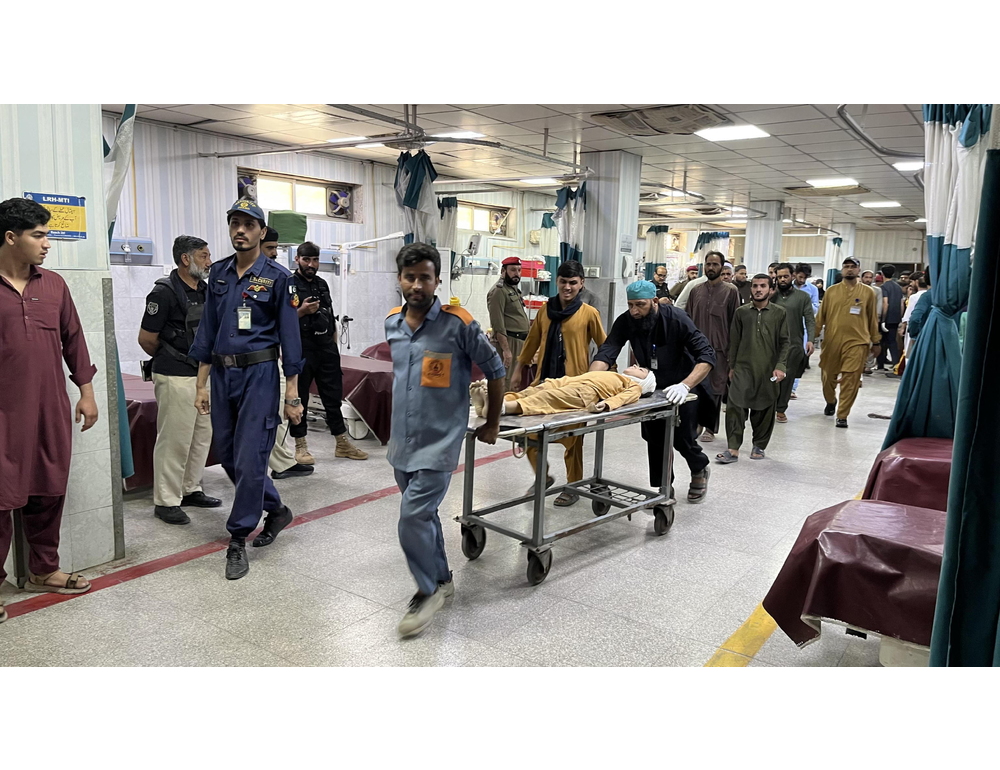 Crolla il tetto di una scuola in Pakistan, morti 27 bambini e un’insegnante