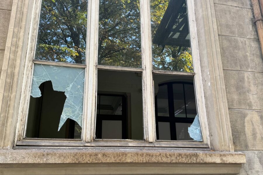 Tra loro molti erano a volto coperto. Stamani accertamenti di polizia e carabinieri