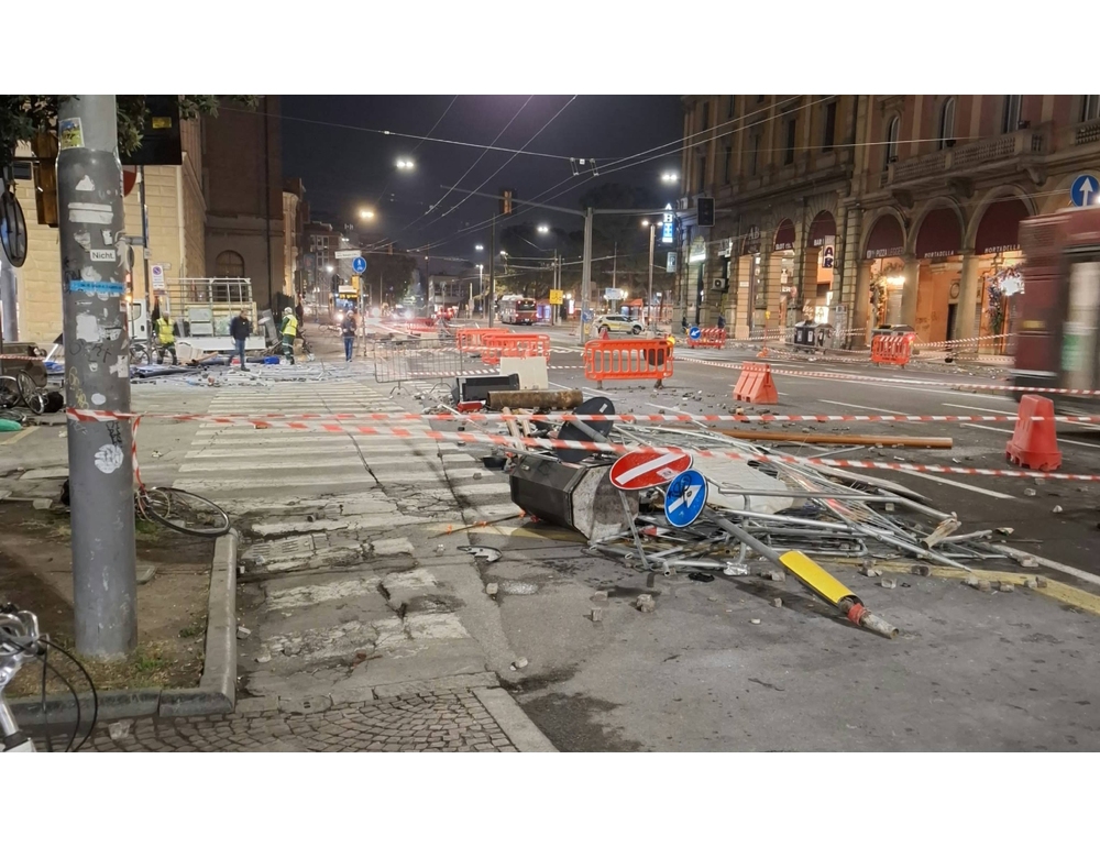 Danni in stazione a Bologna dopo gli scontri, fast food vandalizzato
