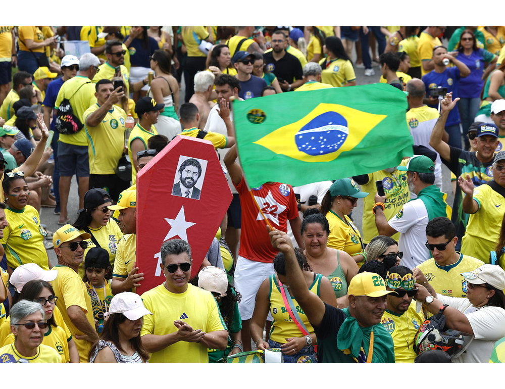 Datafolha, per l’ultimo sondaggio Bolsonaro al 51%, Lula al 49%
