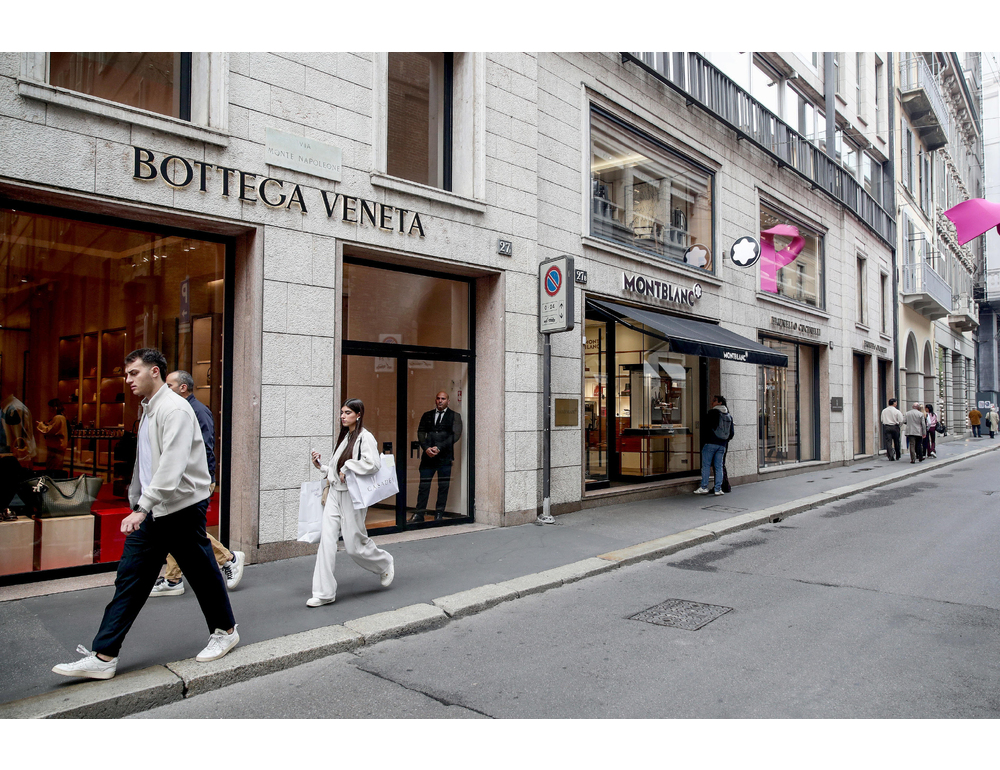Dopo gli scontri riaprono i negozi del lusso in centro a Milano
