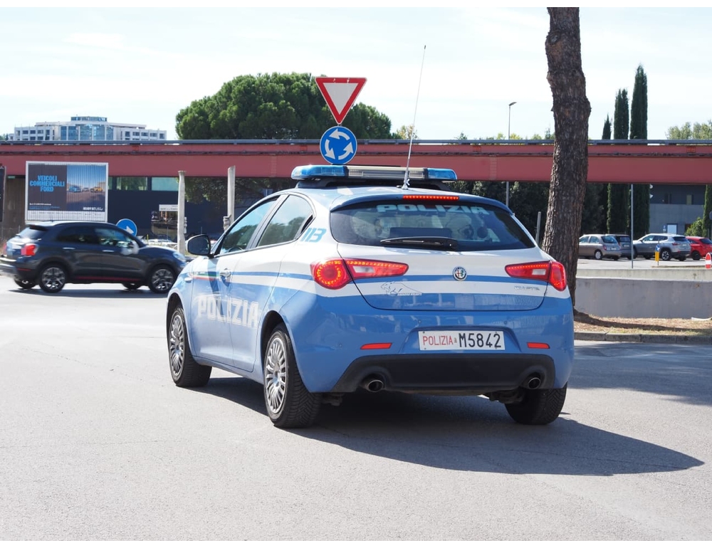 Droga, rifornivano piazze spaccio del centro Italia, otto arresti