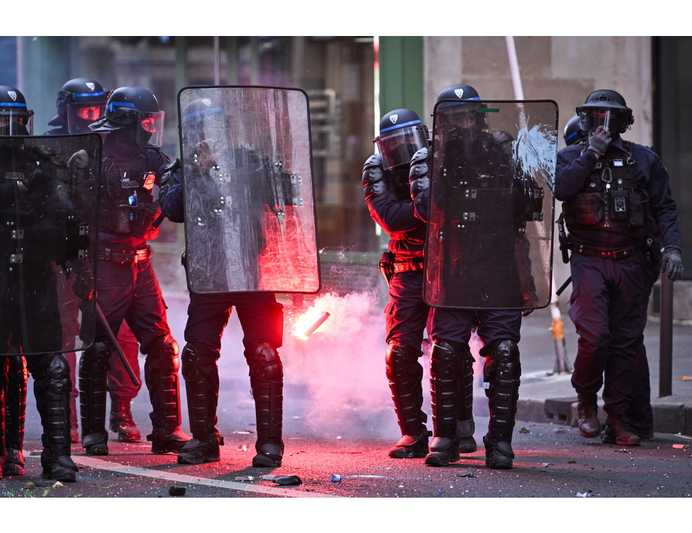 Due cortei non autorizzati dispersi a Parigi e incidenti a Lione e Marsiglia, 61 fermi