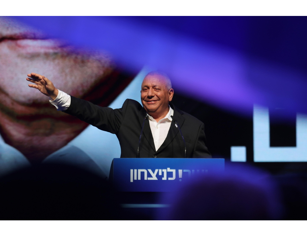 Eisenkot in visita al kibbutz Nir Oz prima di votare