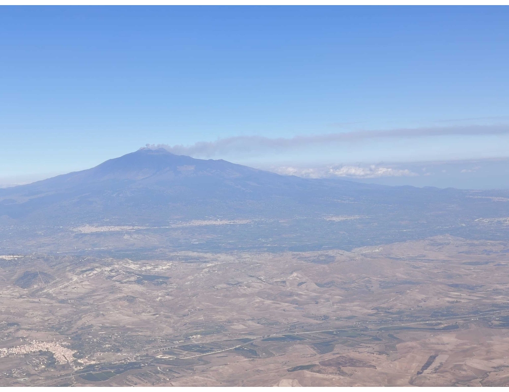 Emissione cenere lavica dall’Etna, nube alta 4 chilometri
