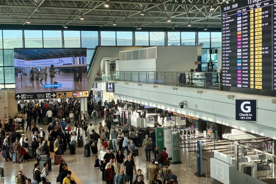 Disagi per il traffico aereo fermo o rallentato si erano registrati dalle 6 stamani