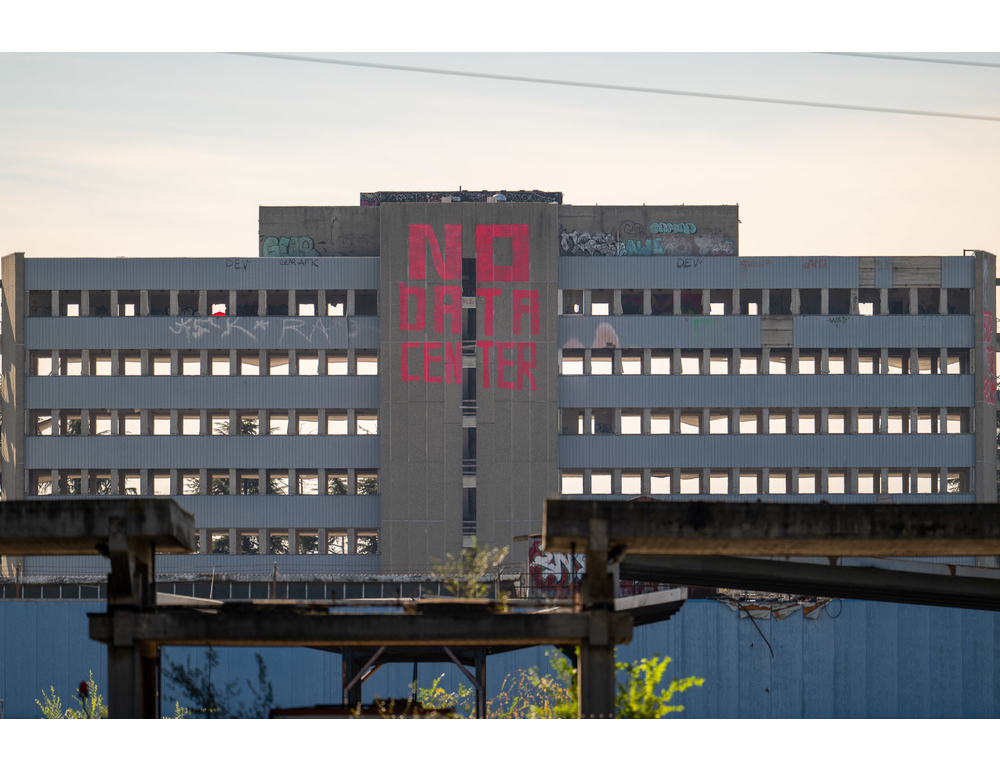 Extinction Rebellion, scritte ‘No data center’ sull’ex Ilte di Moncalieri