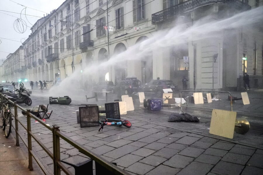 Nella manifestazione di ieri anche fermi e decine di identificati tra i giovani in piazza