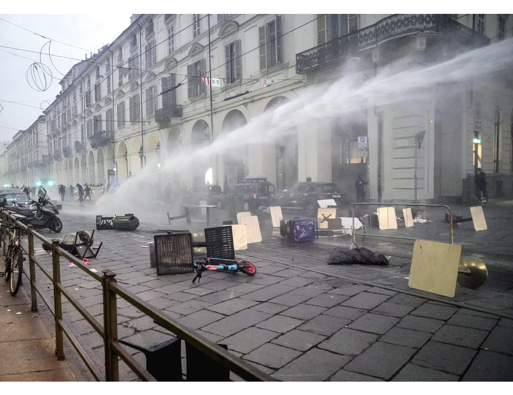 Fabbricavano bottiglie incendiarie a corteo Torino, arrestati 3 minorenni