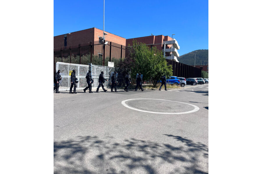 Gip ordina misura cautelare contro poliziotto penitenziario per reato di falso