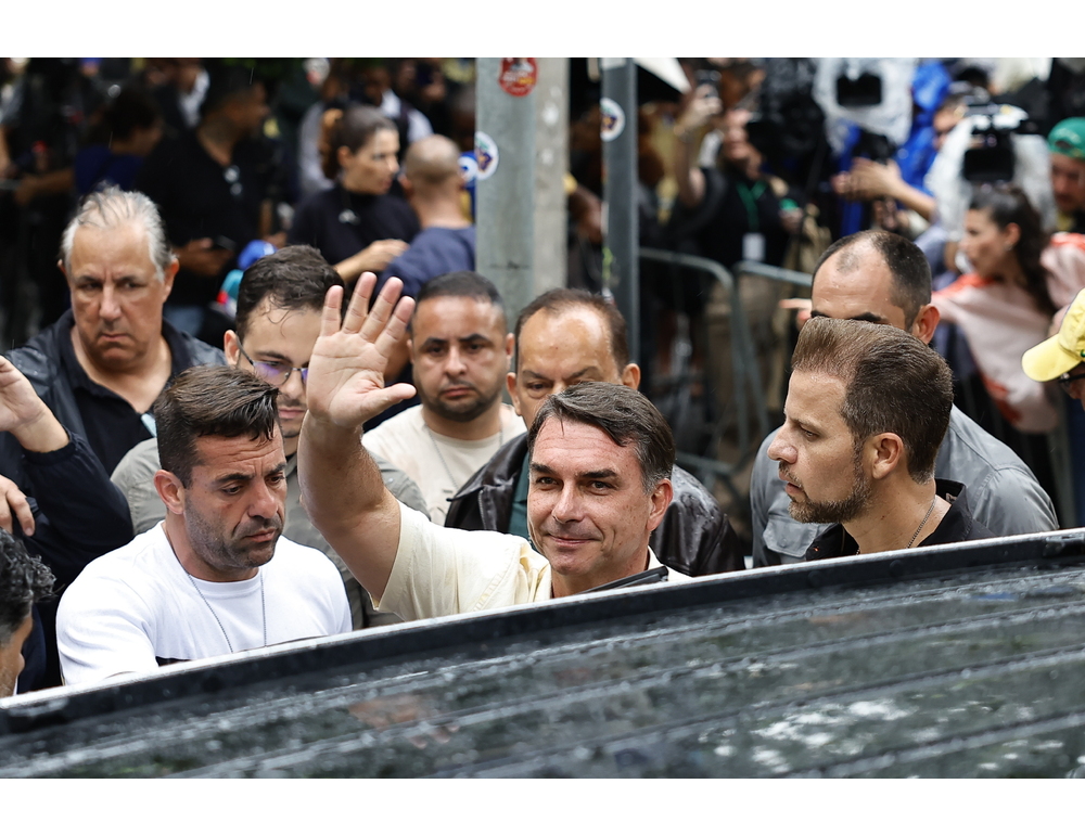 Flavio Bolsonaro ha votato a Rio, ‘è l’ora del cambiamento in Brasile’