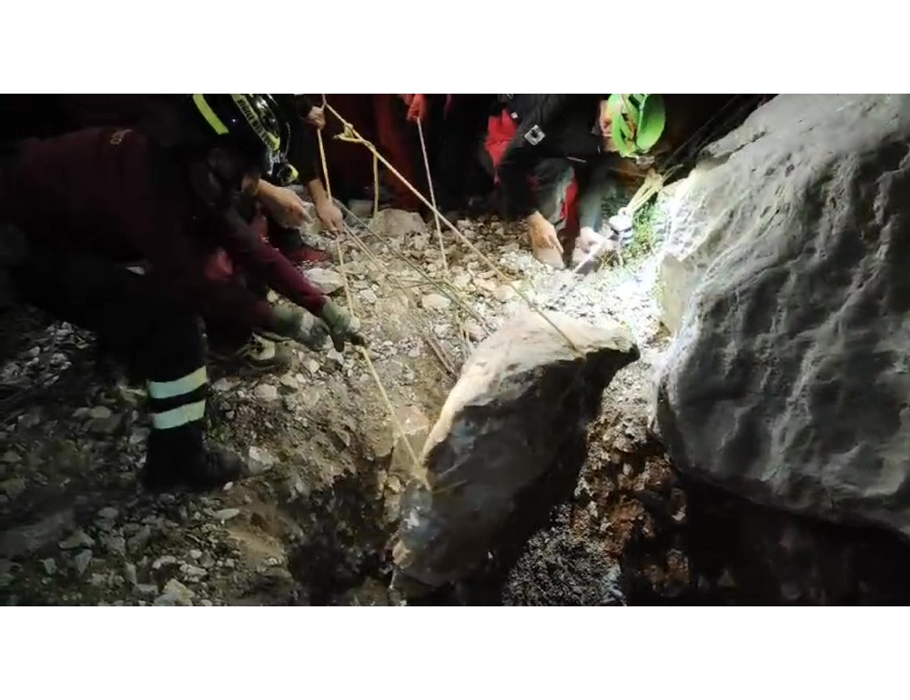 Frana in grotta Sardegna, corsa contro il tempo per salvare speleologo