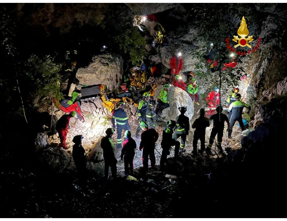Frana in grotta Sardegna, si scava nel cunicolo dove c’è lo speleologo