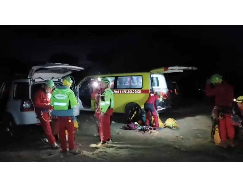 Frana in una grotta in Sardegna, è vivo lo speleologo bloccato