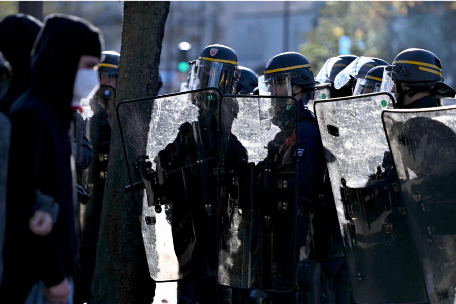 Feriti oltre 200 studenti e 800 poliziotti dall'inizio della mobilitazione