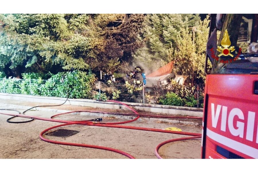 Intorno alle 5 a Pieve Torina: ferito 35enne. I Vigili hanno spento l'incendio