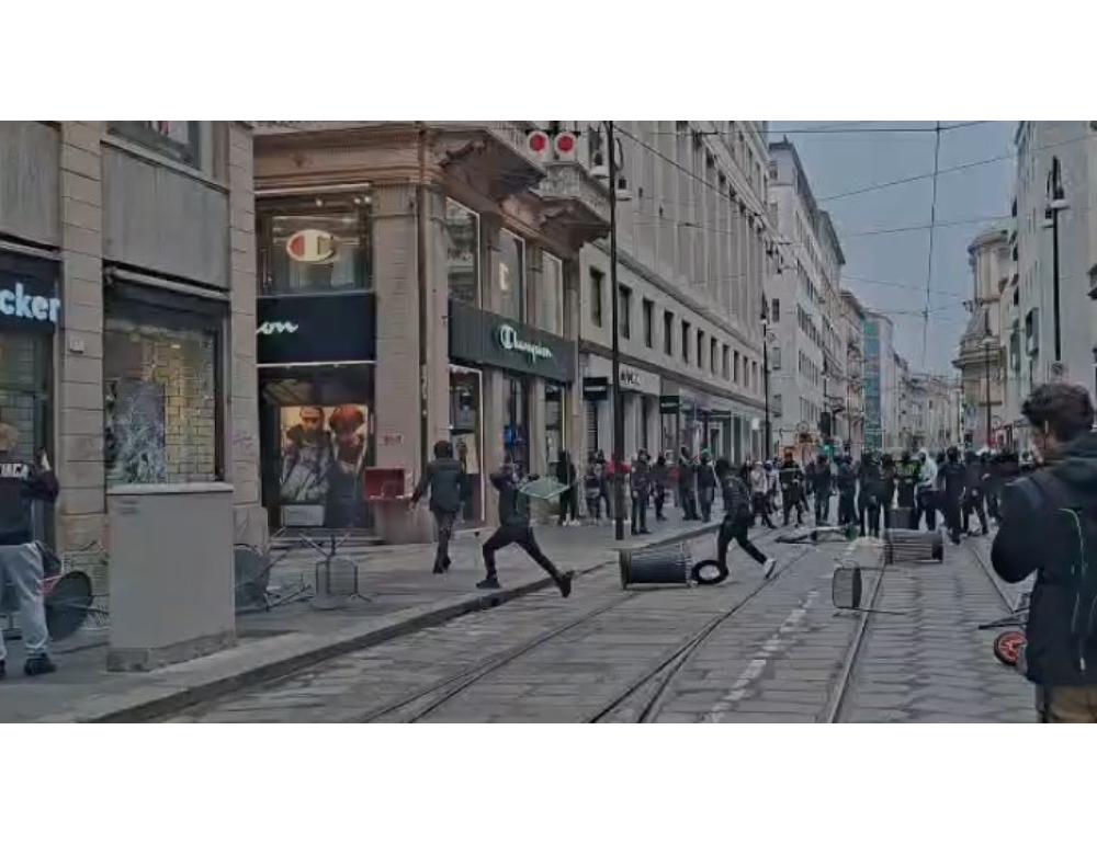 Giovani di nuovo in piazza a Milano sfondano le vetrine
