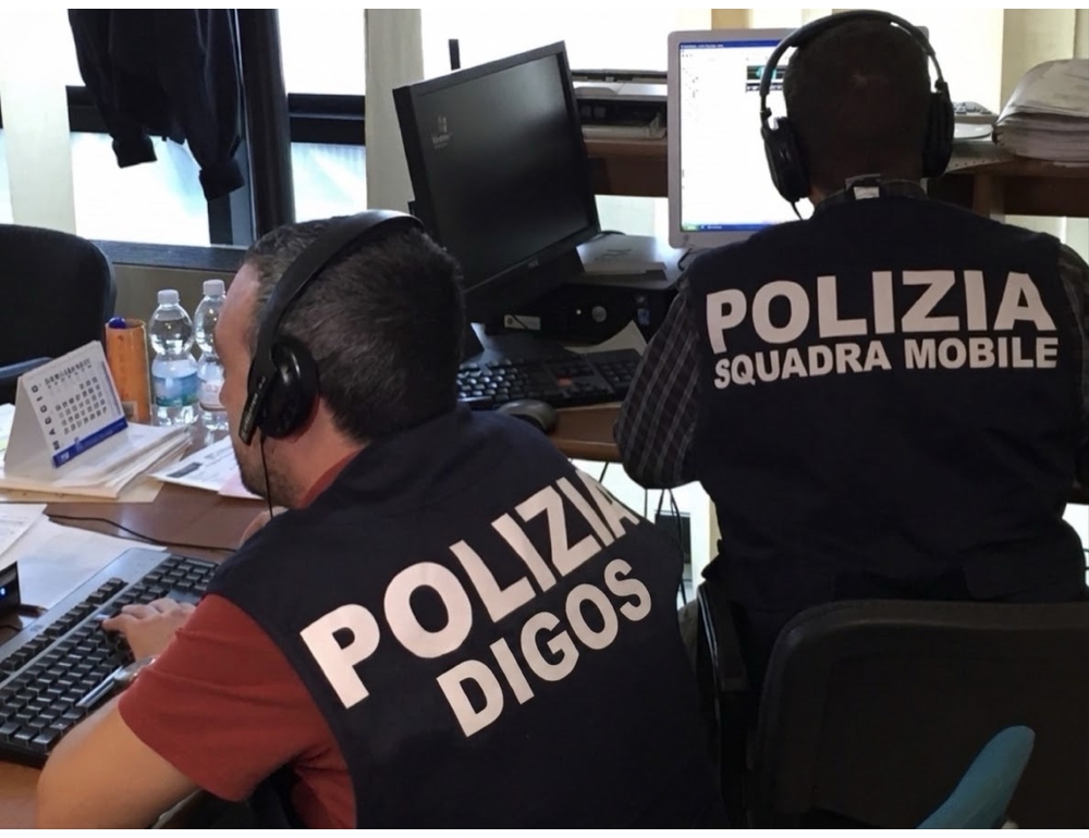 Giovani programmavano saccheggio negozi, blitz a Bari