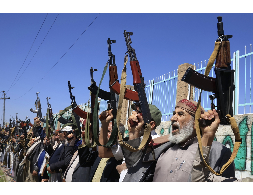 Houthi rivendicano il terzo raid della giornata sull’aeroporto di Riad