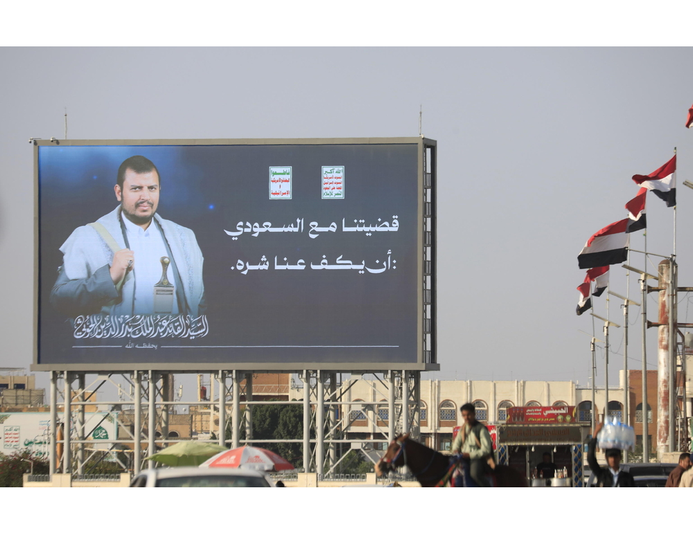 Houthi rivendicano ondata di raid su aeroporto di Riad e impianti energetici sauditi