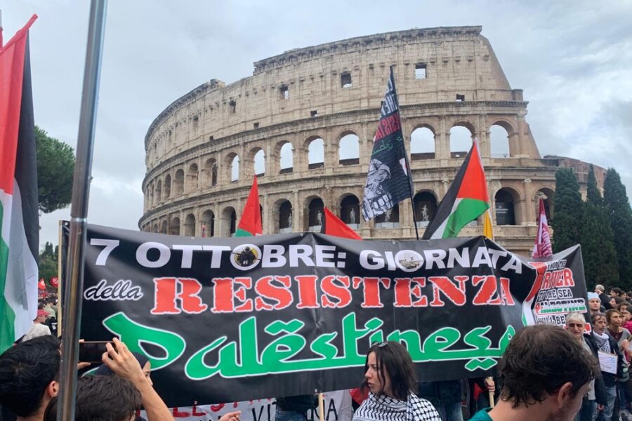 Chiedono 'la fine del genocidio'. Striscione '7 ottobre giornata della Resistenza'