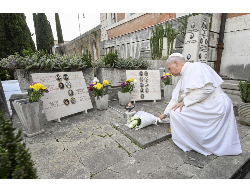 Il Papa al cimitero del Verano il 2 novembre