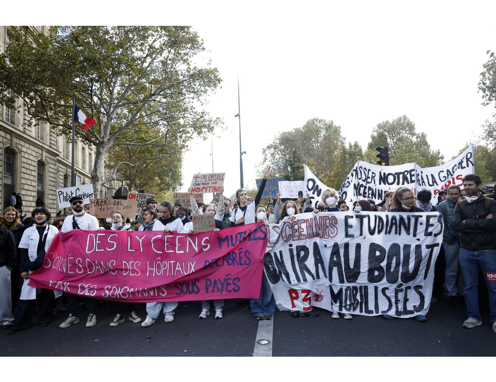Il corteo di Parigi arriva pacificamente in Place de Clichy