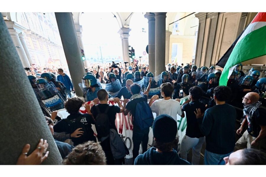 I manifestanti contro le forze dell'ordine a spintoni