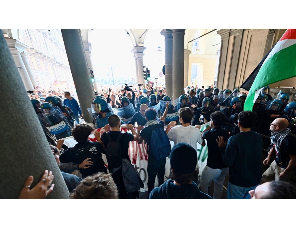 Il corteo per Gaza a Torino cerca di entrare in piazza Castello