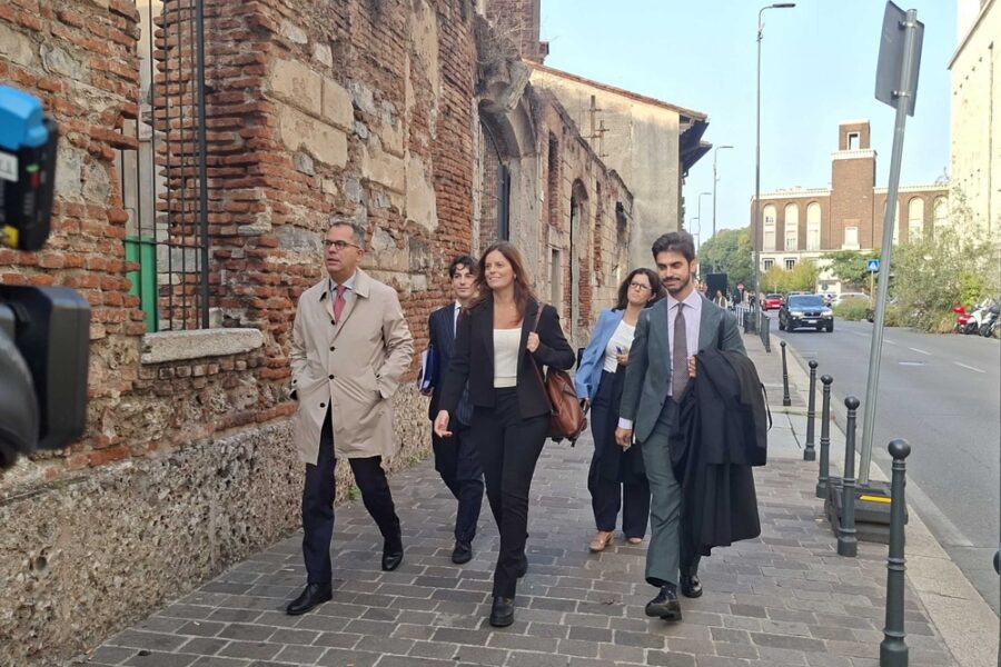 Europarlamentare in aula per la vicenda del rapporto di lavoro con i suoi ex collaboratori