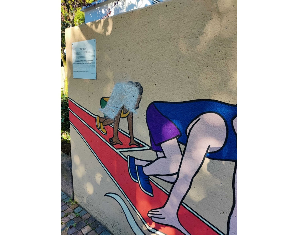 Imbrattato a Bolzano un murale con bambini di colore, condanna unanime