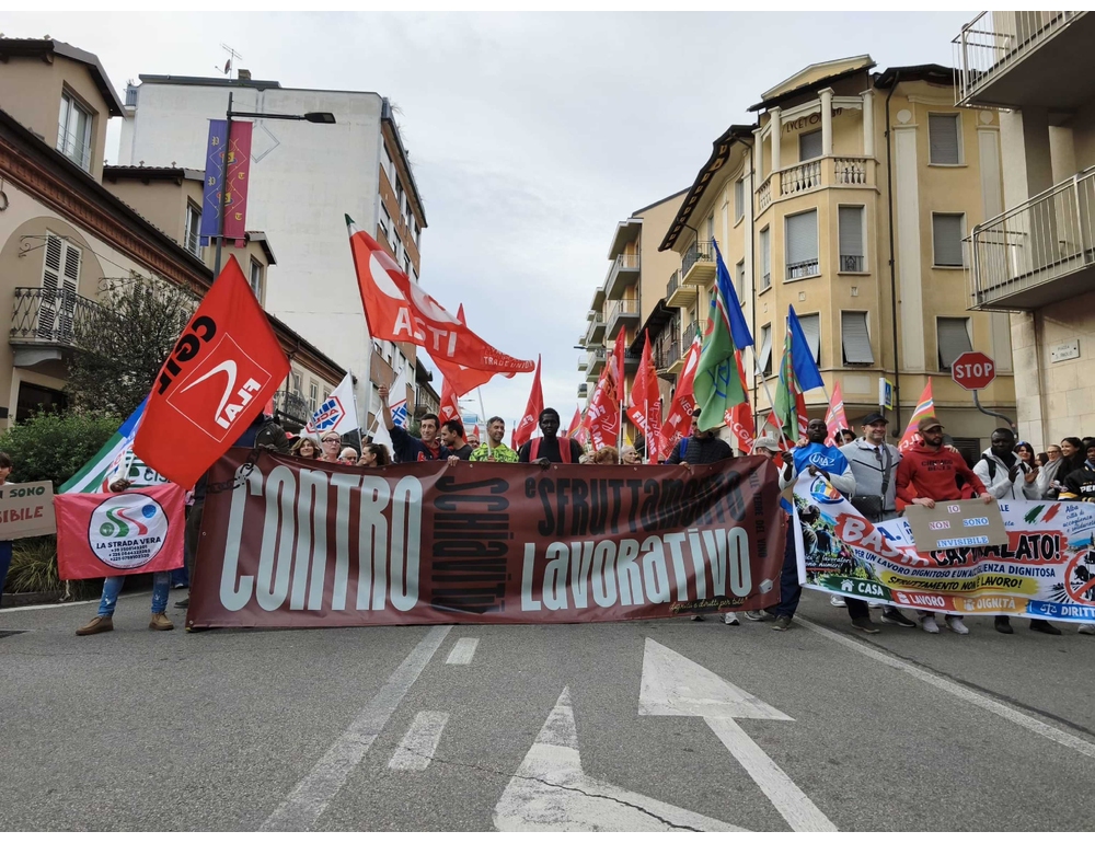 In centinaia ad Alba nel corteo contro il caporalato del vino