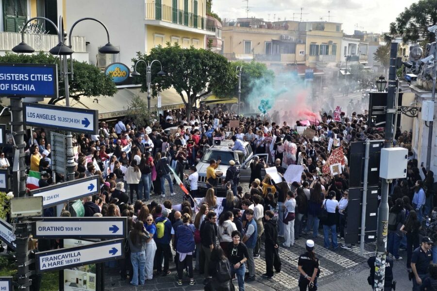 In piazza studenti e pescatori ma anche rappresentanti istituzionali