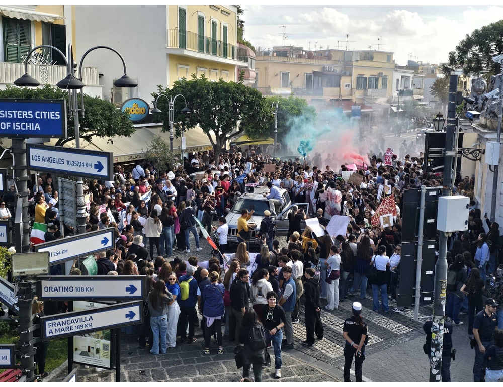 In corteo a Ischia contro carovita e prezzo carburanti