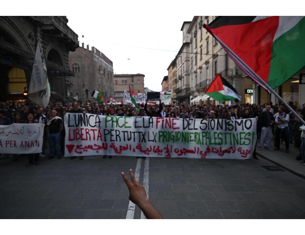 In migliaia al corteo pro Gaza a Bologna, traffico bloccato