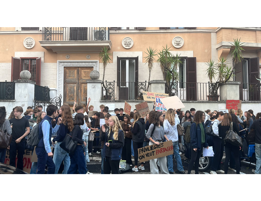 In piazza anche gli studenti del liceo Chateaubriand a Roma